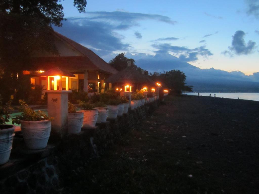 Kembali Beach Bungalows Амед Экстерьер фото
