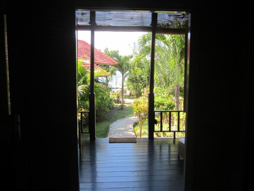 Kembali Beach Bungalows Амед Экстерьер фото